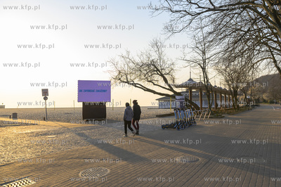 Gdynia. Plac przed plażą miejską. Nz. mobilna elektroniczna...