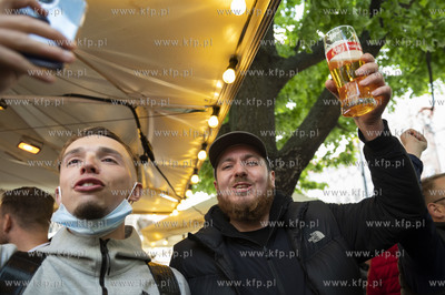 Kibice Manchester United bawią sie na ul. Długi Targ...