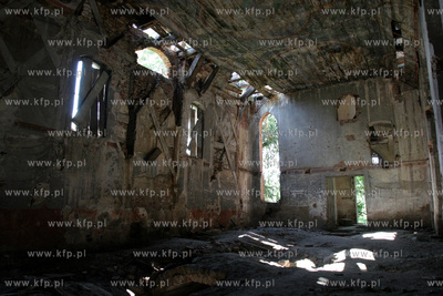 Wnetrze zabytkowego, opuszczonego kosciola w Gnojewie,...