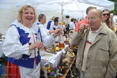 Pomorskie Swieto Produktu Tradycyjnego w Gdansku obok...