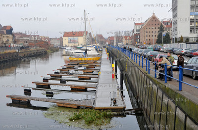 Wedkarze lowia ryby w Motlawie przy pustej jesienia...