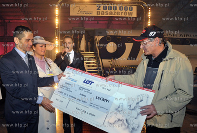 Uroczystosc powitania 2 milionowego pasazera na lotnisku...