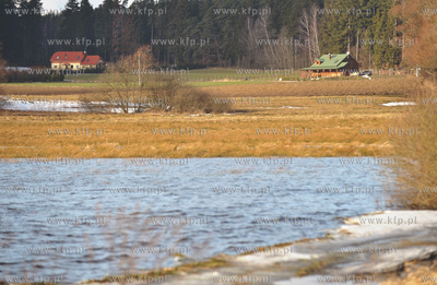 Wezbrane wody rzeki Radunia spowodowaly podtopienia...