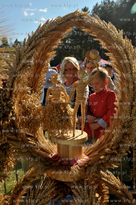 Dozynki w Luzienie na Kaszubach. Wystawa wiencow dozynkowych....