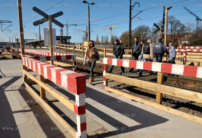Gdansk Wrzeszcz. Tymczasowe przejscie przez tory na...