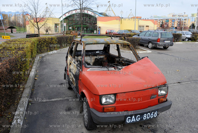 Gdansk Zaspa. Spalony samochod marki fiat 126. popularny...