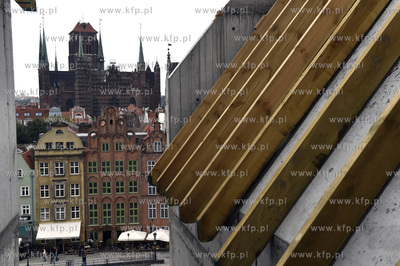 Uroczystosc zawieszenia wiechy na budowanym kompleksie...