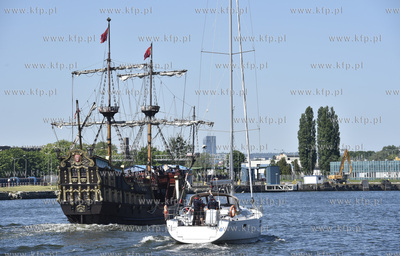 Kanał portowy Portu w Gdańsku. Nz. jacht i galeon...