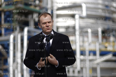 Gdansk. Wizyta premiera RP Donalda Tuska ( nz ) w gdanskiej...