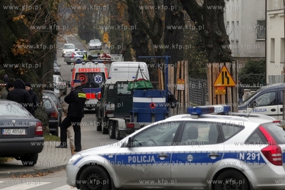 Gdynia. Policja przeszukuje kamienice na ul. Kasztanowej,...