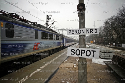 Sopot. Przebudowa peronu dla pociagow dalekobieznych....