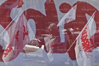 Pikieta pod Urzędem Wojewodzkim w Gdansku w gescie...