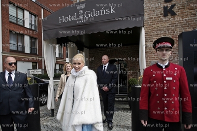 Gdansk. Uroczysty powrot Panienki z Okienka
do kamienicy...