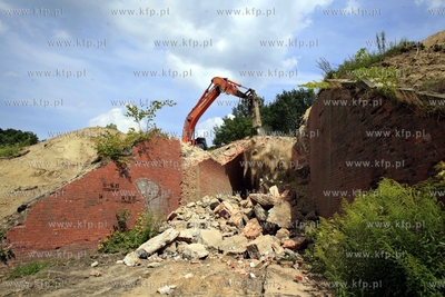 Wyburzanie mostku kolejowego nad ul. Ogrodowa w Gdansku...