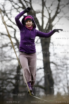 Ela Ostrowska trenuje slackline, czyli chodzenie po...