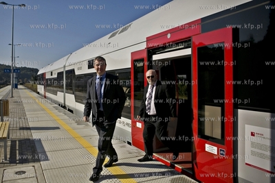 Przejazd pociągu na trasie Gdynia Główna - Brusy,...