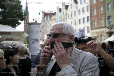 Gdańsk. Długi Targ. Milczący protest KOD-u przeciw...