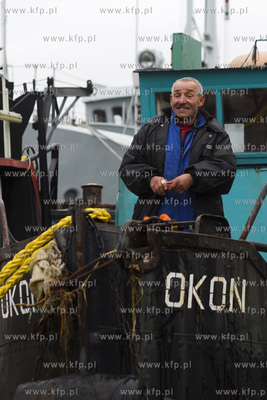 Transport historycznego holownika Okoń z przystani...