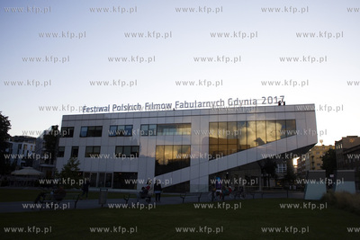 Zawieszanie napisu Festiwal Polskich Filmów Fabularnych...