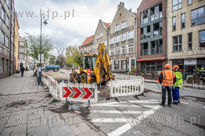 Usuwanie asfaltu z ulicy Szerokiej w Gdańsku w okolicach...