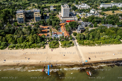 Wejscie na plażę na wysokości SKŻ i WOPR w Sopocie.
01.08.2022
fot....