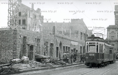 Odbudowa ul. Dlugiej w Gdansku, na skraju prawej strony...