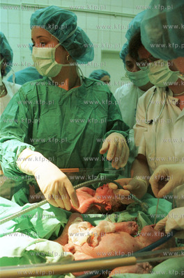 Gdanskie czworaczki po porodzie. Po lewej polozna Katarzyna...