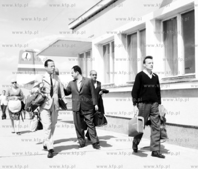 Pasazerowie na lotnisku w Gdansku - Wrzeszczu. (0000384z)...