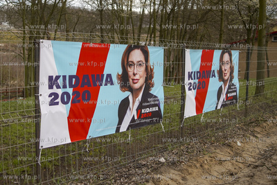 Banery wyborcze Małgorzaty Kidawy-Błońskiej na płocie...