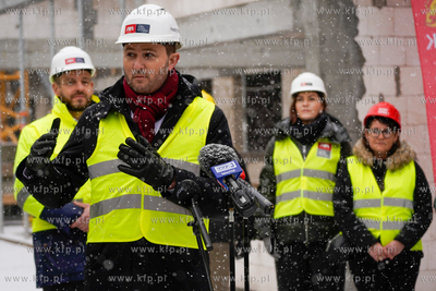 Piecki - Migowo. Zawieszenie wiechy na budowanej szkole...