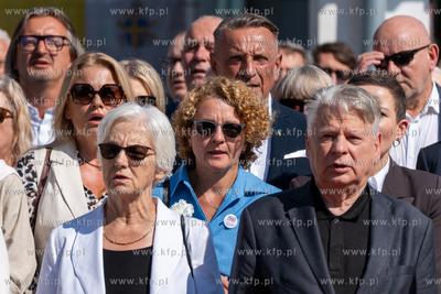 Gdańsk. Plac Solidarności. Symboliczne otwarcie bramy...