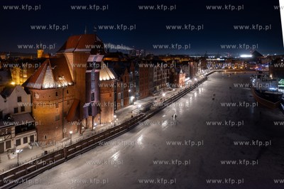 Wieczorne spacery po skutej lodem Motławie w Gdańsku....