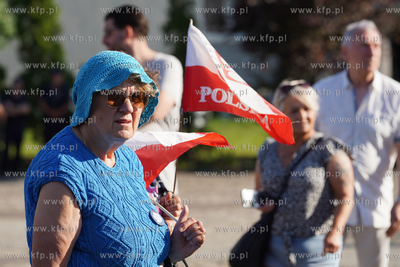 Gdańsk, Plac Solidarności. Demonstracja, pod hasłem...