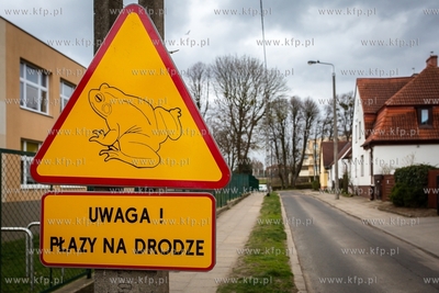 Gdańsk, ul.  VII Dwór.  Znak ostrzegawczy. Uwaga...