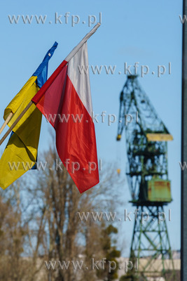 Gdańsk solidarny z Ukrainą. Nz. Flaga ukraińska...