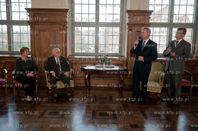 Gdansk. Zielona Brama. Uczestnicy nieformalnego spotkania...