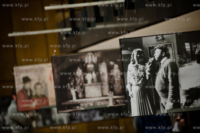 Gdansk. Teatr Wybrzeze. Wystawa zdjęć przygotowana...