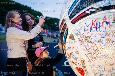 Gdansk. Otwarta dla publicznosci Strefa Kibica na Placu...