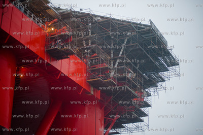 Gdansk. Stocznia Remontowa. Wydokowana do remontu platforma...