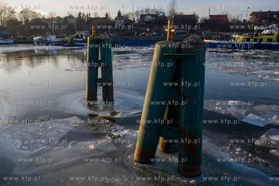 Skuty lodem port rybacki w Swibnie na wyspie Sobieszewskiej.
05.01.2016
fot....