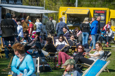 Gdynia. Skwer Arki Gdynia. Majowka przy Bulwarze, podczas...