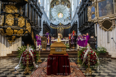 Gdansk. Katredra Oliwska. Wprowadzenie trumny z cialem...