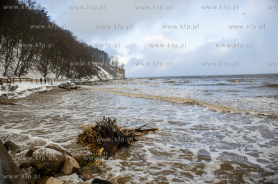 Gdynia. Orłowo. Skutki nocnego sztormu na Bałtyku.
05.01.2017
fot....