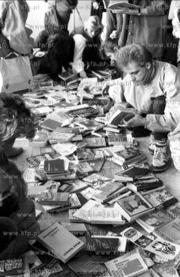 Ksiazki wyrzucone na ulice 7.11.1990 1listopada90_z.kosycarz_p4...