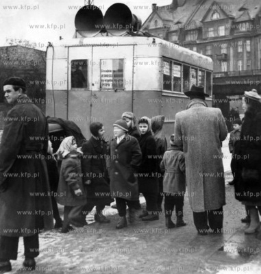 Samochód propagandowy na ul. Podjazd w Sopocie. W...