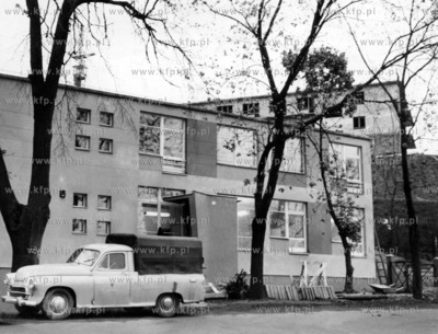 Budowa poczty w Zukowie na Kaszubach. Przed budynkiem...
