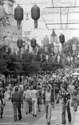 Ulica Bohaterów Monte Cassino w Sopocie ozdobione...