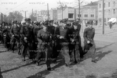 Odział Garnizonu Wrzeszcz maszeruje aleją Grunwaldzką...