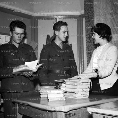 W bibliotece na terenie jednostki wojskowej. (lata60).
1968
0002269z
Fot....