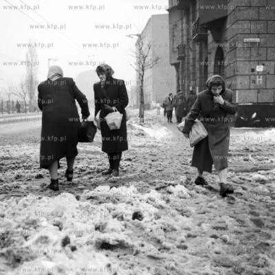 Zaśnieżonae skrzyżowanie ulic Świętojańskiej...